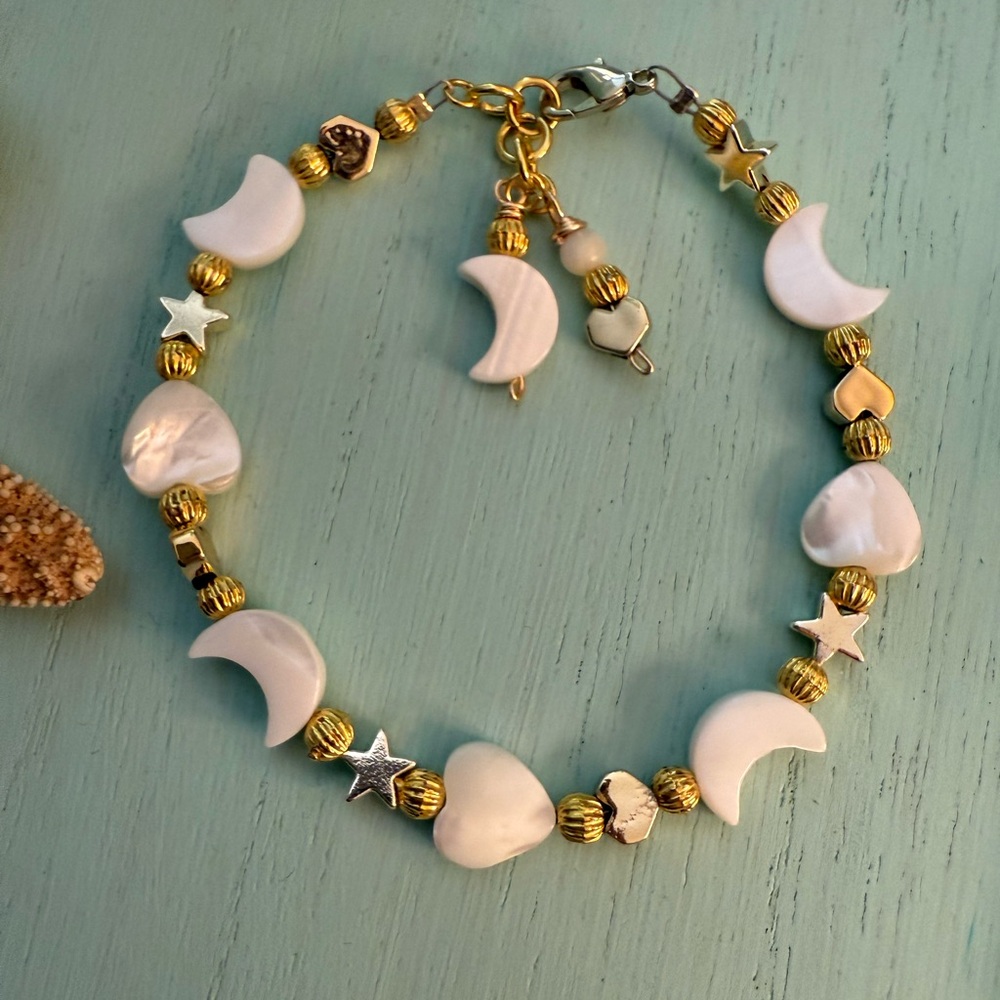 🌙 SOLD 🚫 Mother of Pearl Charm Bracelet